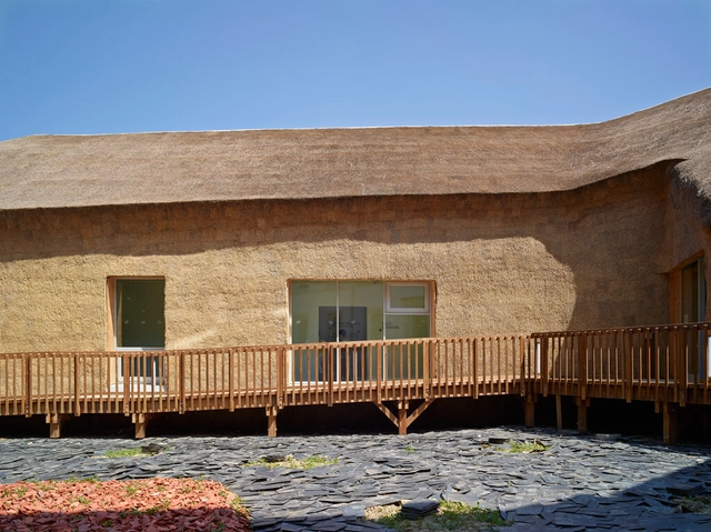 A palha atualizada: de sistema construtivo a decoração - Imagem de Destaque