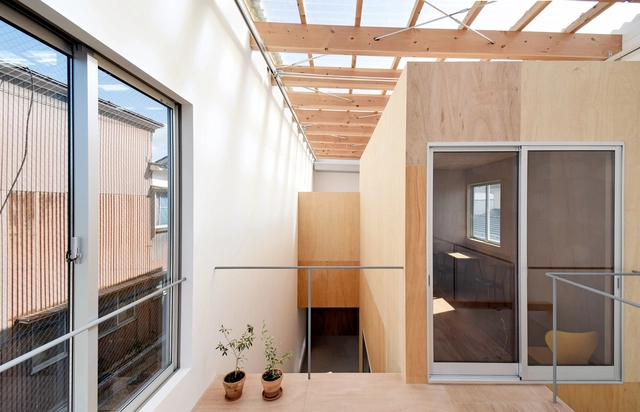 Casa con un patio interior / Hiroshi Kinoshita and Associates - Fotografía interior, Casas, Fachada, Fijación Vigas