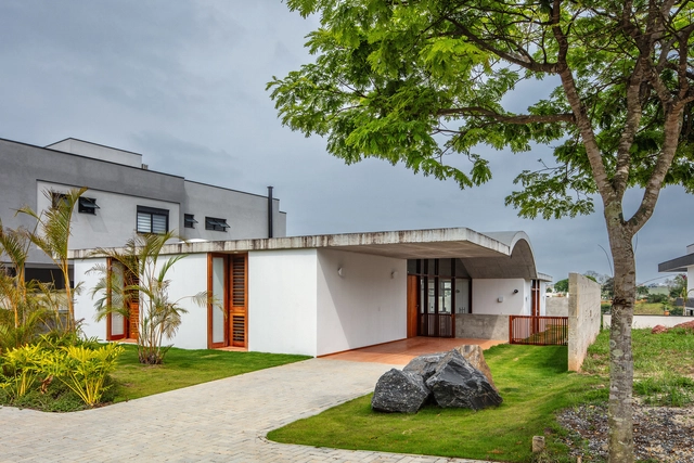 Casa Abóbada / Obra Arquitetos - Fotografia de Exterior, Casas, Jardim, Porta, Fachada