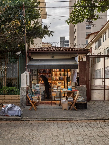 Sorry for the Dust Bookstore / Nitsche Arquitetos - Exterior Photography, Commercial Architecture, Courtyard, Facade, Fence, Table, Chair
