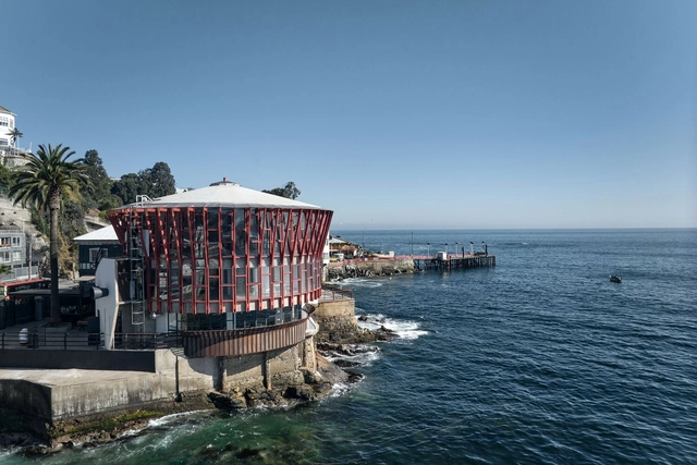 Edificio Faro Instituto Profesional Arcos Valparaíso / MasPuntoCero Arquitectura y Juan Pablo Alvarado Foerster - Fotografía exterior, Instituto, Costa