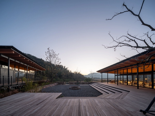 Campamento hotelero en bosque de bambú / Verse Design - Fotografía exterior, Centro De Visitantes, Terraza, Fachada, Iluminación