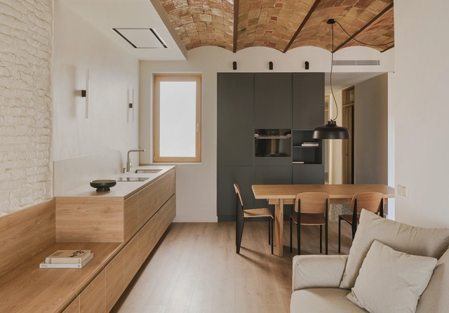 Refugio en un piso del Eixample de 1900 / Forma Arquitectura - Fotografía interior, Renovación, Cocina, Fijación Vigas, Encimera, Mesas, Sillas, Tarjas
