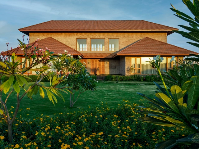 The House with Two Courts / Studio mahajani + mahajani - Exterior Photography, Houses, Garden, Facade