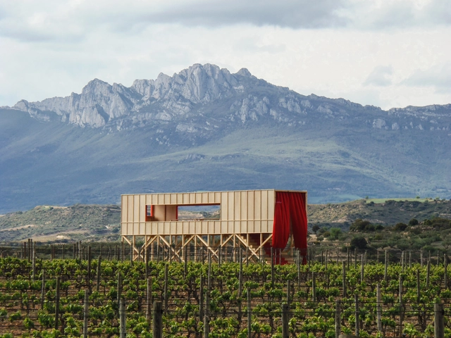 Una mesa elevada en el paisaje / J-AF Architecture + González Serrano Studio+ - Fotografía exterior, Instalaciones Y Estructuras
