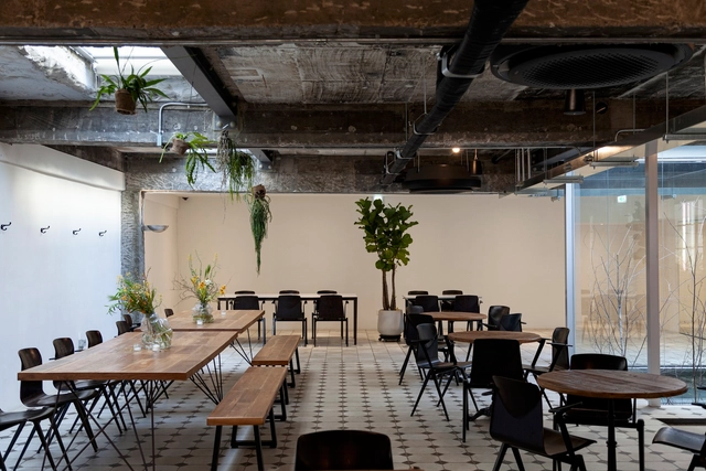Oude Office and Café / yutaestudio - Interior Photography, Coffee Shop Interiors, Beam, Table, Chair