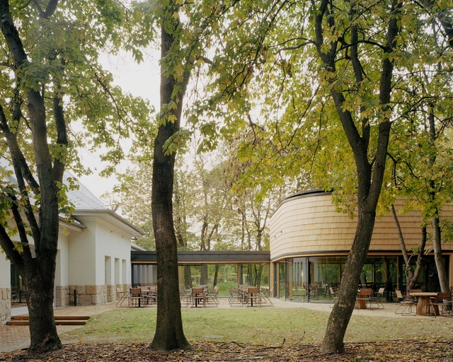 Casa de Esqui Normafa / Hetedik Müterem  + Studio Konstella - Fotografia de Exterior, Em Detalhe, Fachada, Floresta