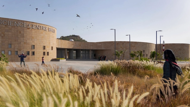 Centro Regional de Ciências em Bhuj / INI Design Studio - Fotografia de Exterior, Centro De Ciências, Fachada