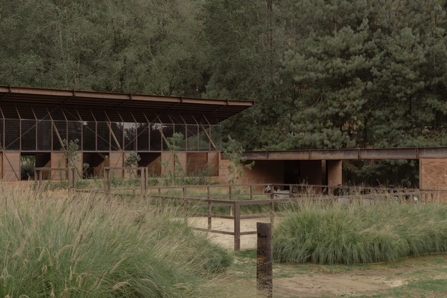Hípico San Ramón / Módica Ledezma - Fotografía exterior, Establo