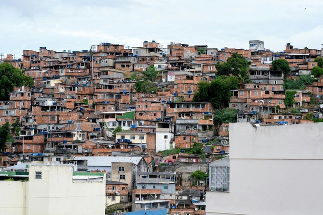 Entre encostas e desigualdades: ocupações urbanas de risco e o racismo ambiental - Imagem de Destaque