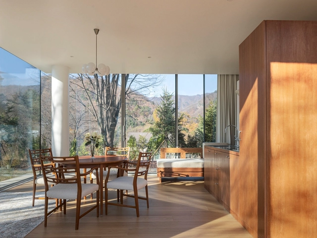 Casa ASI / NOMAL - Fotografia de Interiores, Arquitetura Residencial, Pátio, Porta, Fachada, Viga, Mesa, Cadeira