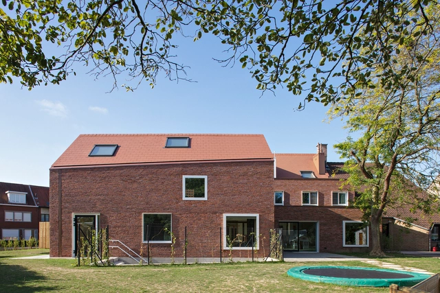 Casa-abrigo De Sibbe para crianças / Atelier M Architects + Planners bv - Fotografia de Exterior, Jardim De Infância, Fachada, Porta