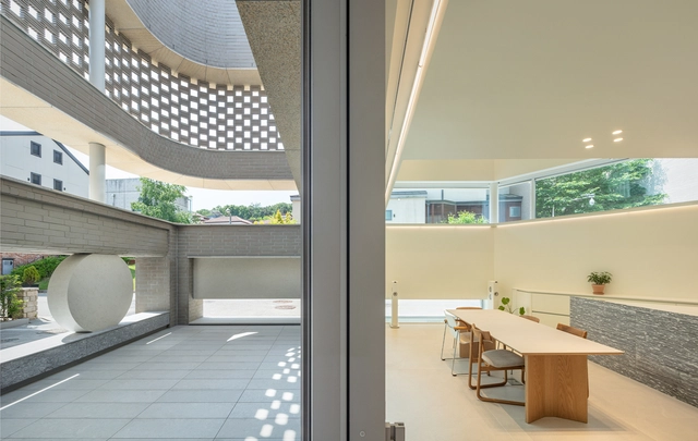 板桥两院别墅 / June Architects - 室内图, 独立住宅, 表皮, 门, 桌子, 椅子