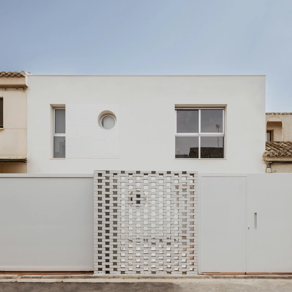 Casa filtros  / Martín Peláez + Pablo Fernández - Fotografía exterior, Sustentabilidad, Fachada, Puerta
