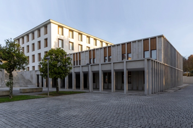 Reforma de la envolvente del edificio de Espellos  / Díaz y Díaz Arquitectos - Fotografía exterior, Sustentabilidad, Fachada