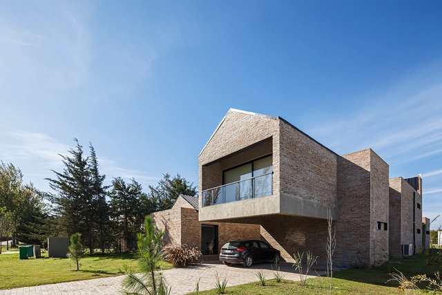 Casa en voladizo / Adolfo Schlieper Arquitectos - Fotografía exterior, Casas, Fachada