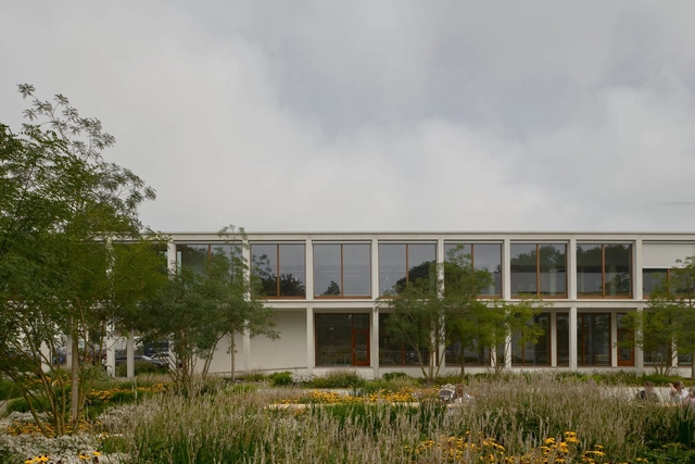 Transformação da Escola de Artesanato Nimeto / Maarten van Kesteren Architecten - Fotografia de Exterior, Escolas, Jardim, Fachada