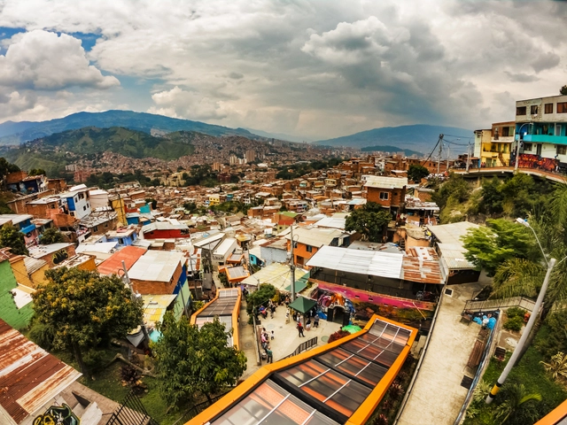 ¿Cómo Barcelona, Medellín y Róterdam han generado espacio público donde parecía imposible? - Imagen Principal
