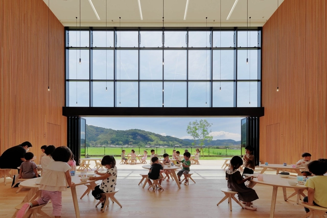 KN Kindergarten / HIBINOSEKKEI + Youji no Shiro + KIDS DESIGN LABO - Fotografía interior, Kindergarten, Mesas, Sillas