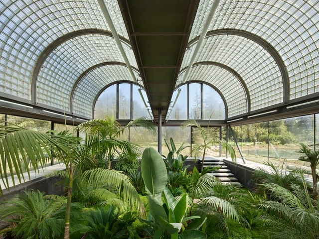 Diseñar para plantas: la arquitectura de los invernaderos y su relación con el entorno - Imagen Principal