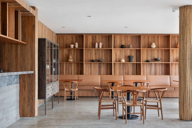 Mirai Restaurante Japonês   / SC Solange Cálio Arquitetos - Fotografía interior, Restaurant, Cocina, Puerta, Fijación Vigas, Mesas, Sillas, Encimera, Armarios