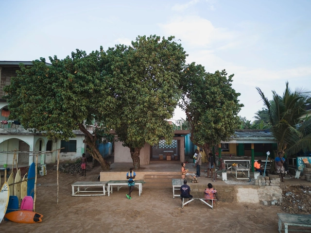 Surf Ghana Collective / DeRoché Strohmayer - Community 