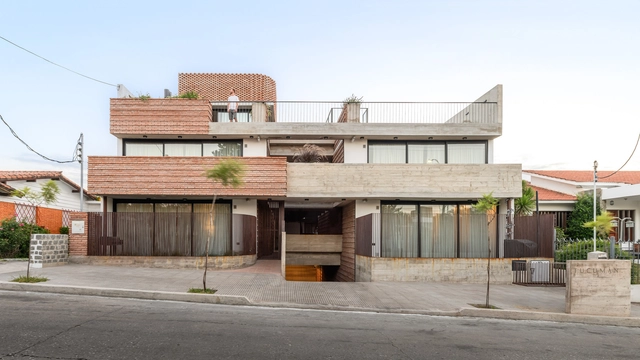 Edificio Flia  / Momento - Fotografía exterior, Casas, Fachada