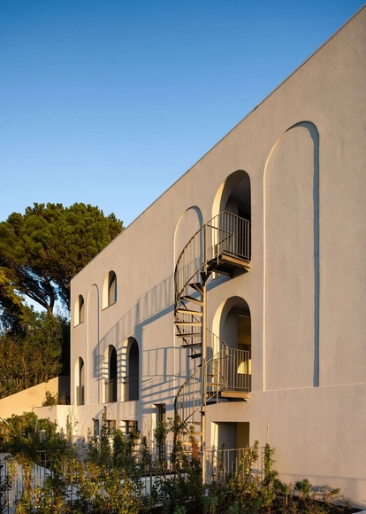Edifício habitacional no Monte Estoril / Barbosa Mateus Arquitetos - Fotografía exterior, Apartamentos, Fachada, Arco, Arcada