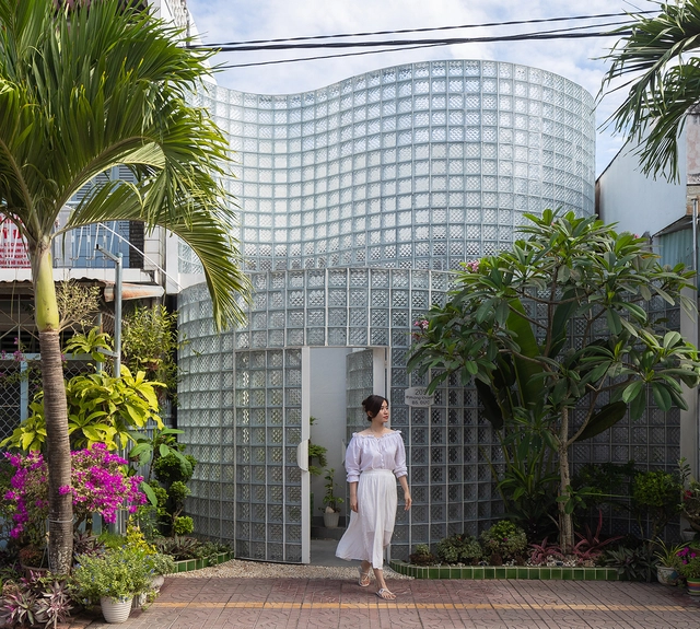 Beyond Transparency: 5 Buildings Highlighting Glass Brick Facades  - Featured Image