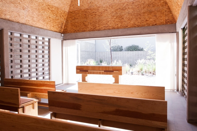 Servicio funerario Kerena / MYT+GLVDK - Fotografía interior, Espacios Fúnebres, Fijación Vigas, Fachada, Mesas