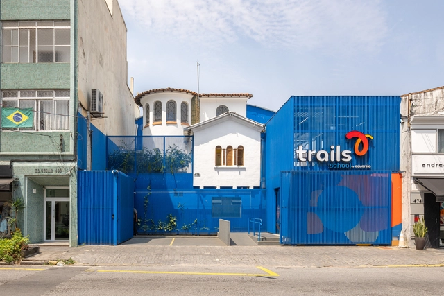 Escola Trails School / Erick Vicente + Fabio Burgos - Fotografia de Exterior, Reabilitação, Porta, Fachada