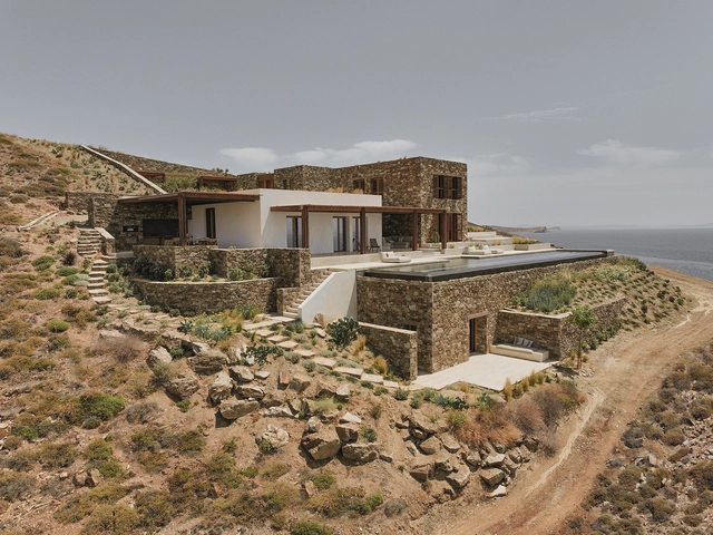 ¿Cómo construir sobre un terreno en pendiente? 5 proyectos residenciales modernos diseñados para sus entornos en desnivel - Imagen Principal