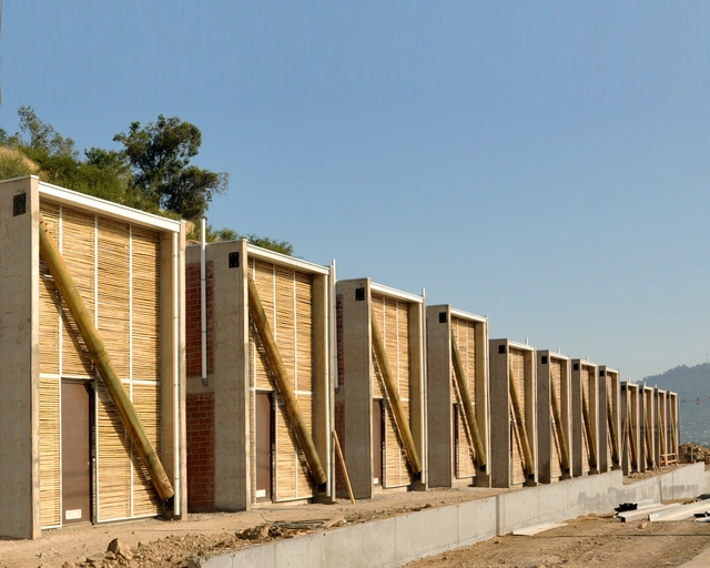 Entre lo modular y lo vernáculo: cómo la combinación de técnicas de construcción puede aportar agilidad e identidad a la vivienda social en el sur global - Imagen Principal