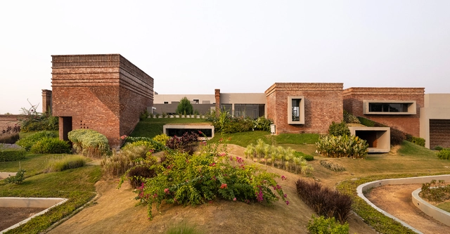 Escola Residencial de Negócios Bandhan / Abin Design Studio - Habitação Estudantil