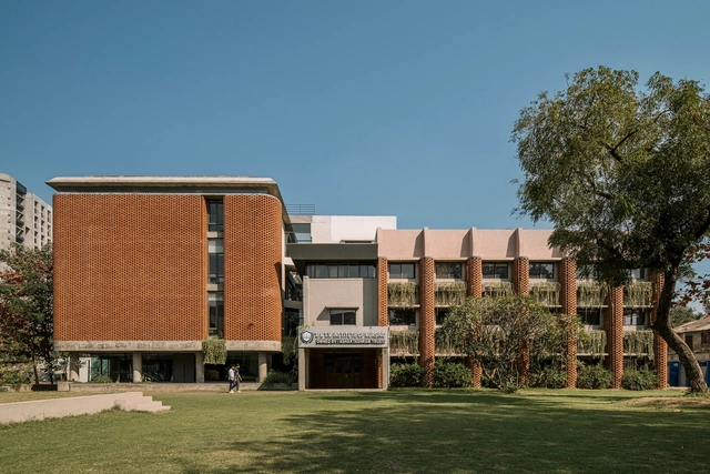 Faculdade de Enfermagem Ashaktashram / Neogenesis + Studi0261 - Edifícios Institucionais