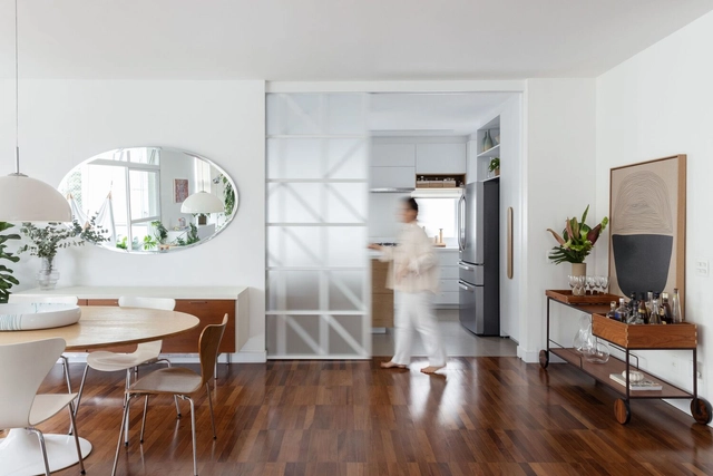 Apartamento Baronesa / Lucia Manzano Arquitetura + Paisagismo - Fotografia de Interiores, Interiores De Apartamentos, Porta, Mesa, Cadeira