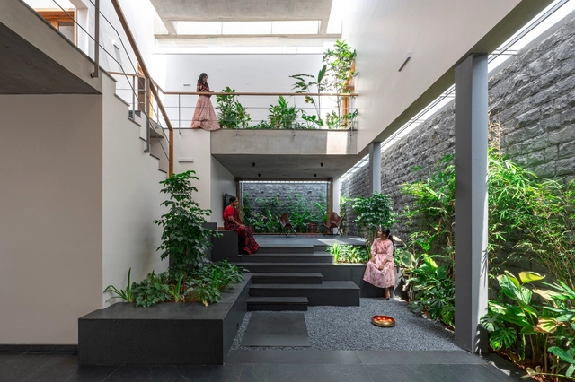 Residência Entre Jardins / A Threshold - Casas