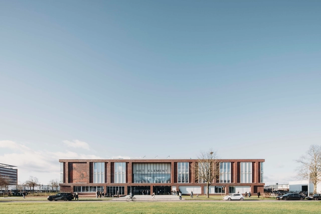 School Building for Het Element / De Zwarte Hond - High School