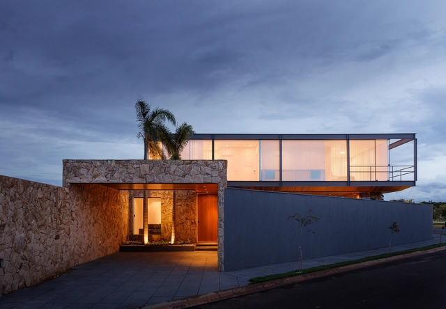 Caja de Vidrio / Rafael Pinoti Arquitetura - Casas