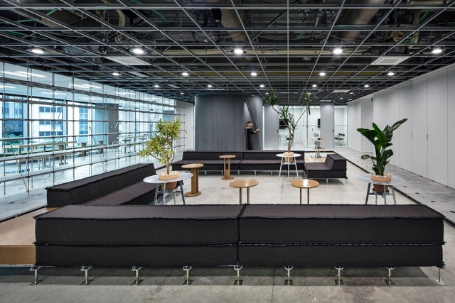HAKUHODO Gravity Office / DDAA - Exterior Photography, Offices Interiors, Facade, Table, Chair