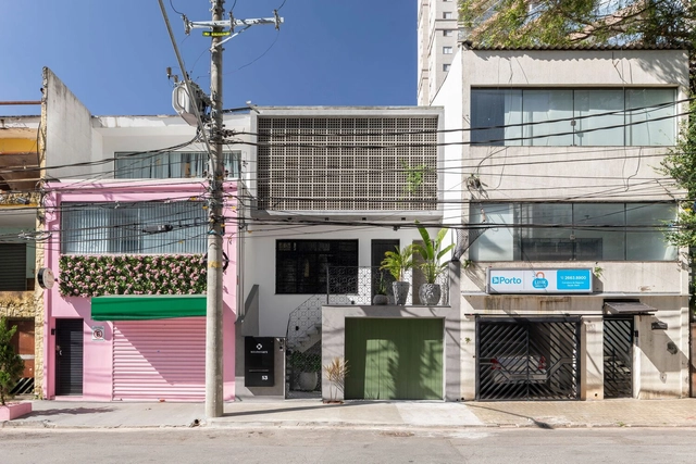 Residência no Brooklin Paulista / Leonisio arquitetura - Fotografia de Exterior, Arquitetura De Escritórios, Porta, Fachada