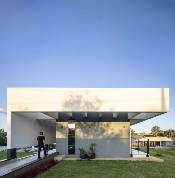 Casa Luz / Ser Arquitetos - Fotografía exterior, Casas, Fachada, Puerta, Bancas