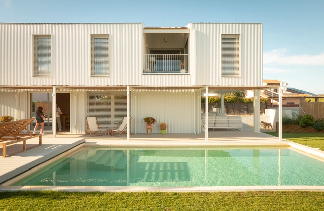 Casa P+E / Voilá! - Fotografía exterior, Casas, Puerta, Fachada, Sillas