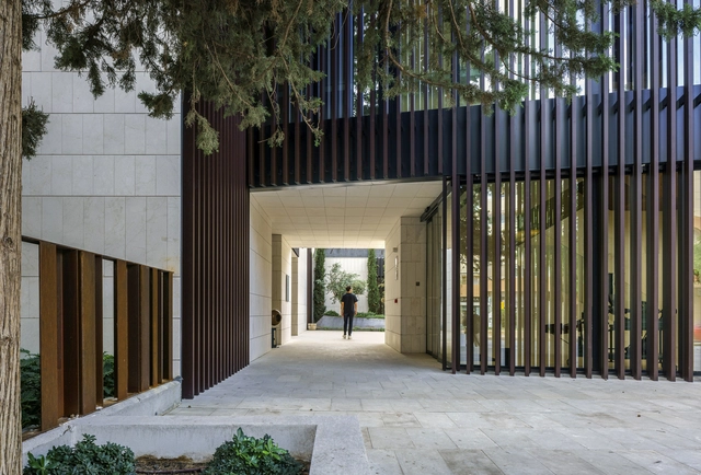 Sede Ilustre Colegio Oficial de Farmacéuticos de Málaga  / OCWA - Office for Co.Working Architects - Edificio De Oficinas