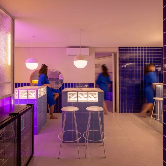 Suíte Nuu.Hit (Nuu Motel) / Rodapé Arquitetura - Fotografia de Interiores, Motel, Mesa, Cadeira