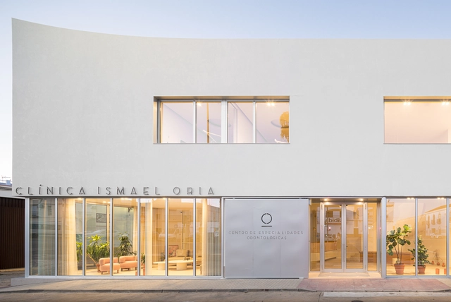 Clínica Ismael Oria / mar macías atelier - Fotografía exterior, Clínica Dental, Puerta, Fachada