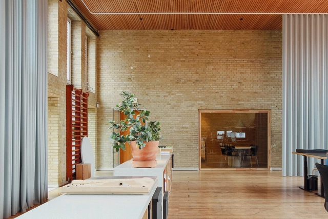 Paradiset Estudio / LOOP Architects - Fotografía interior, Edificio De Oficinas, Mesas