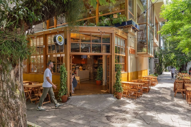 Mercado Brasco - Padre Chagas / Butiá Arquitetura - Fotografia de Exterior, Mercado, Porta, Fachada, Cadeira, Mesa, Banco