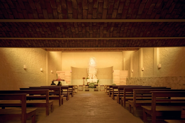 Capilla Perpetua / Fino Lozano - Fotografía interior, Capilla, Arco, Bancas