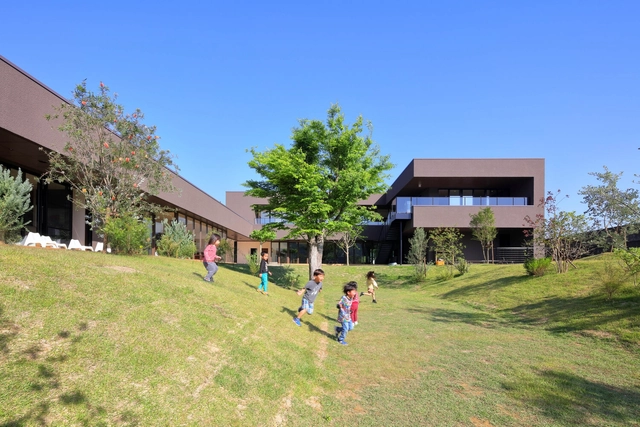 AKM Kindergarten and Nursery / HIBINOSEKKEI + Youji no Shiro + Kids Design Labo - Exterior Photography, Day Care, Facade